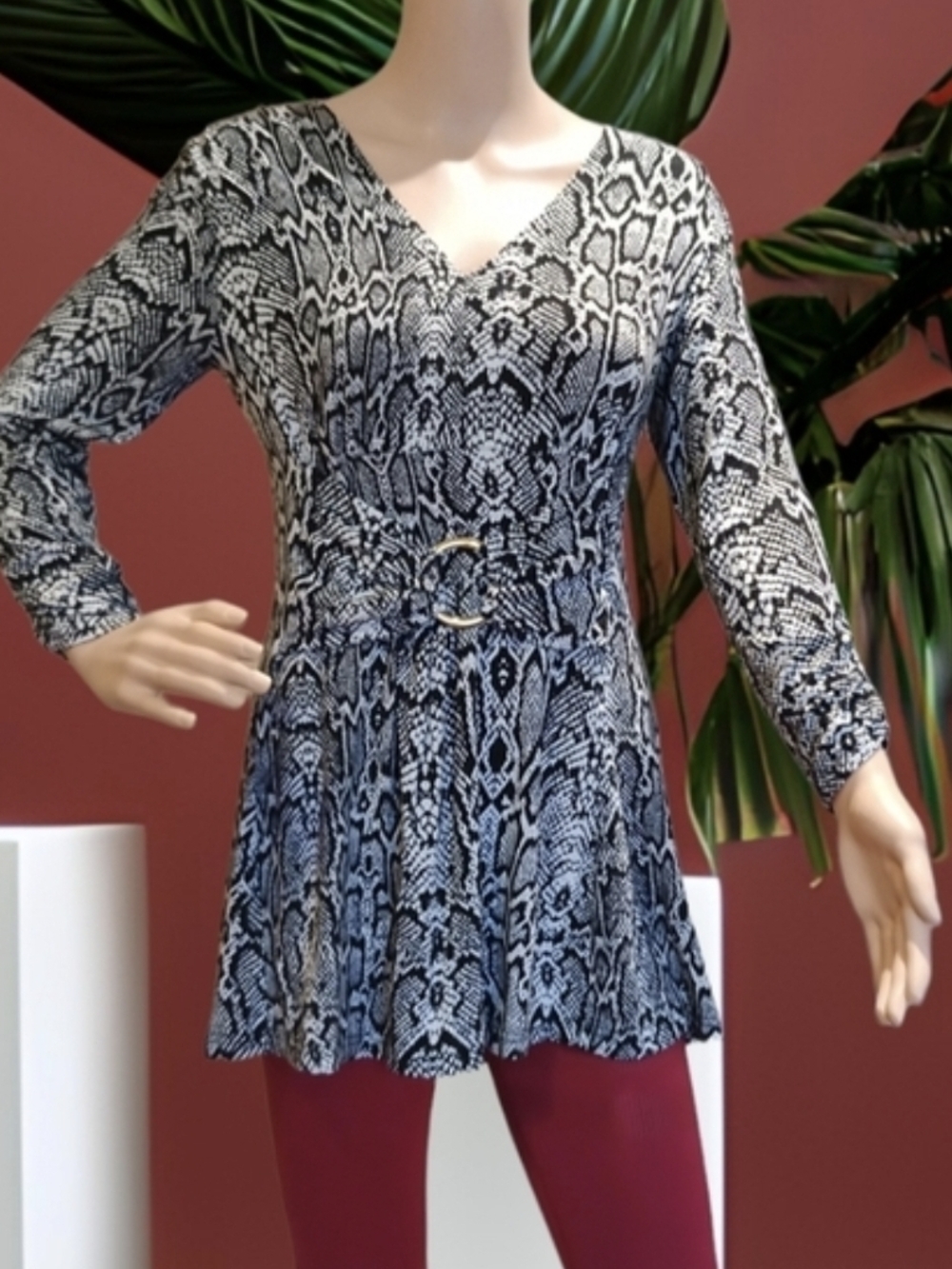 Liz Lange Black & White Snake-Print V-Neck Tunic with Buckle Waist